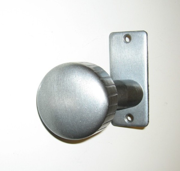 gekröpfter Knopf fest auf Rosette, links, altdeutsch