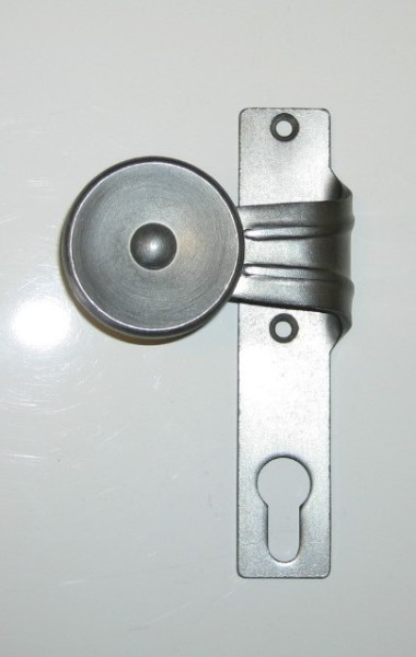 gekröpfter Flachknopf, fest auf KS, links, altdeutsch