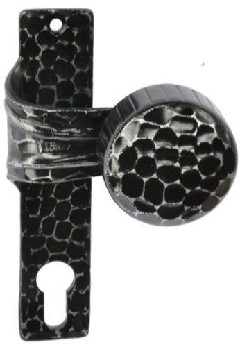 gekröpfter Knopf auf Kurzschild, rechts, wabenhämmerung schw