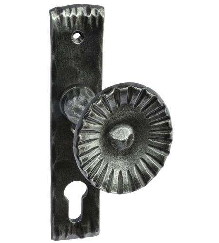 gekröpfter Knopf, fest auf Kurzschild, rechts-rustikal