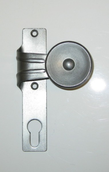 gekröpfter Flachknopf, fest auf KS, rechts, altdeutsch